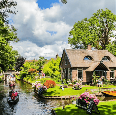 Make Your Giethoorn Tour More Relaxing With a Chauffeur